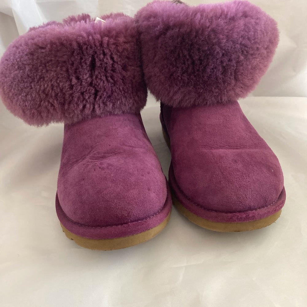 UGG BAILEY BUTTON CLASSIC SUEDE BOOTS IN PURPLE (SUGAR PLUM) SHEEPSKIN, SIZE 6 - Picture 16 of 16
